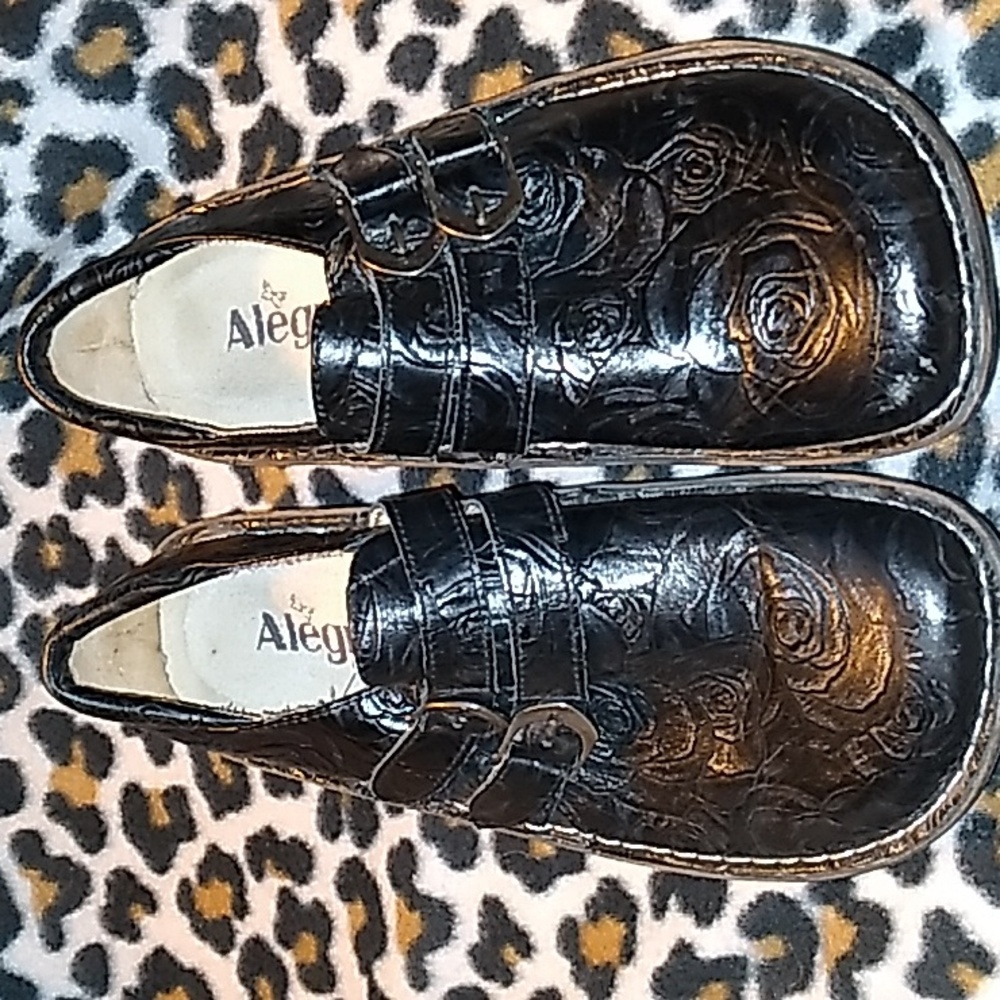 Rose embossed walking shoes
